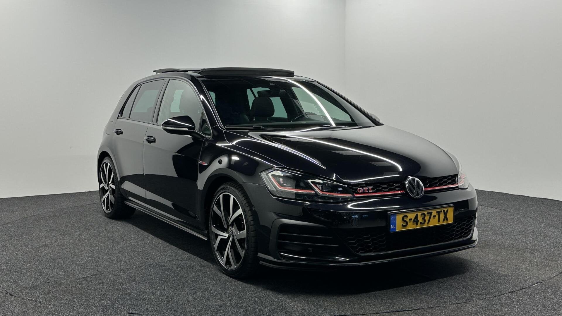 Volkswagen Golf 2.0 TSI GTI Performance PANO CARPLAY NAVI TR, Auto's, Stof, Gebruikt, 4 cilinders, Zwart