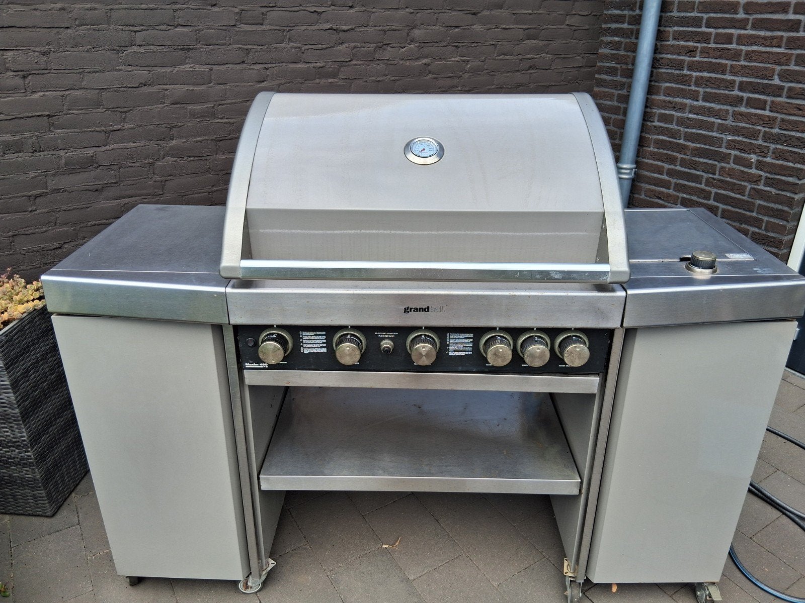 Grandhall barbecue, Ophalen