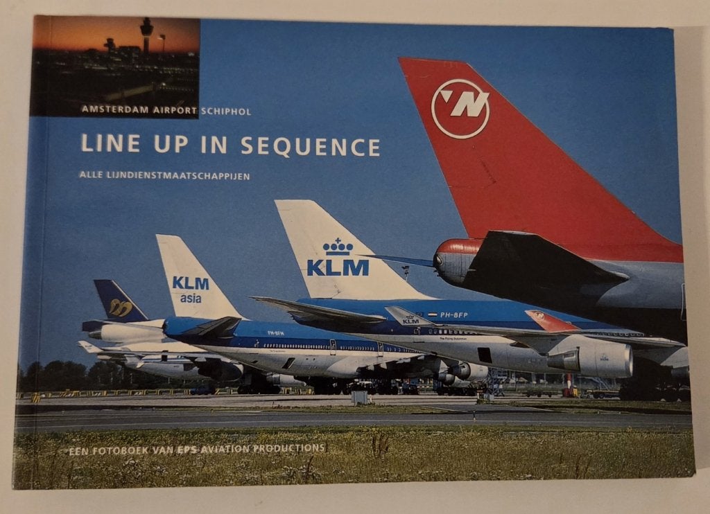 Line Up In Sequence - Amsterdam Airport Schiphol, Ophalen of Verzenden, Gelezen, Vliegtuig