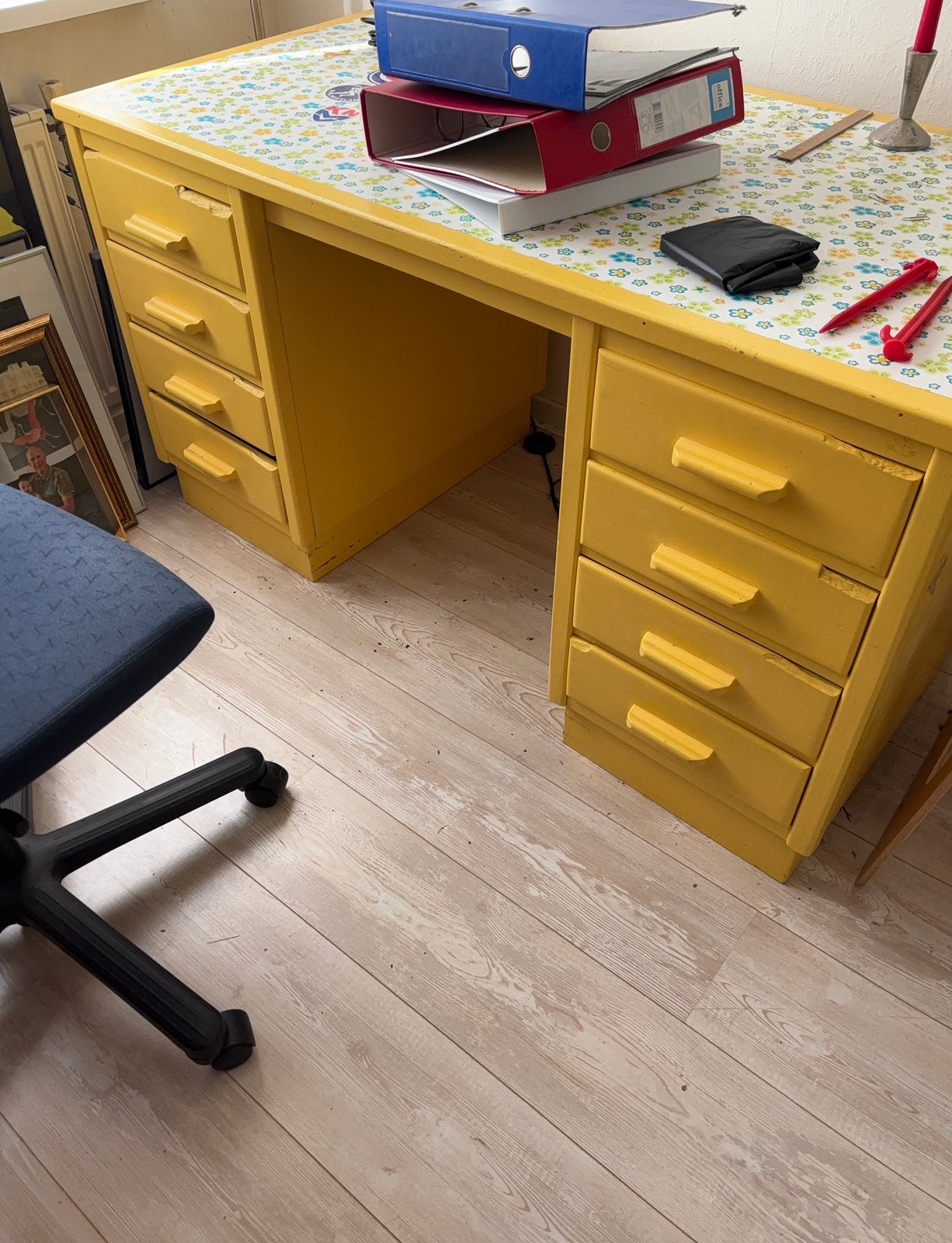 Eiken houten bureau, 8 laden, geel geschilderd, Ophalen, Gebruikt