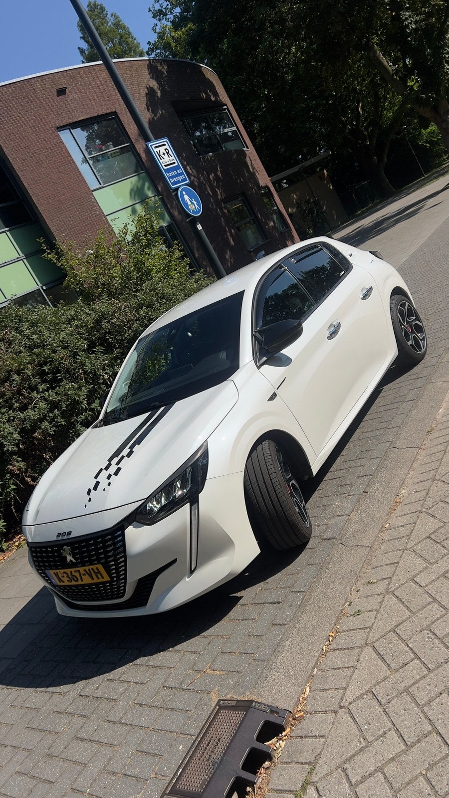 Peugeot 208 Allure 1.2 Puretech  3D cockpit / Parelmoer wit, Voorwielaandrijving, 101 pk, Origineel Nederlands, 1200 kg