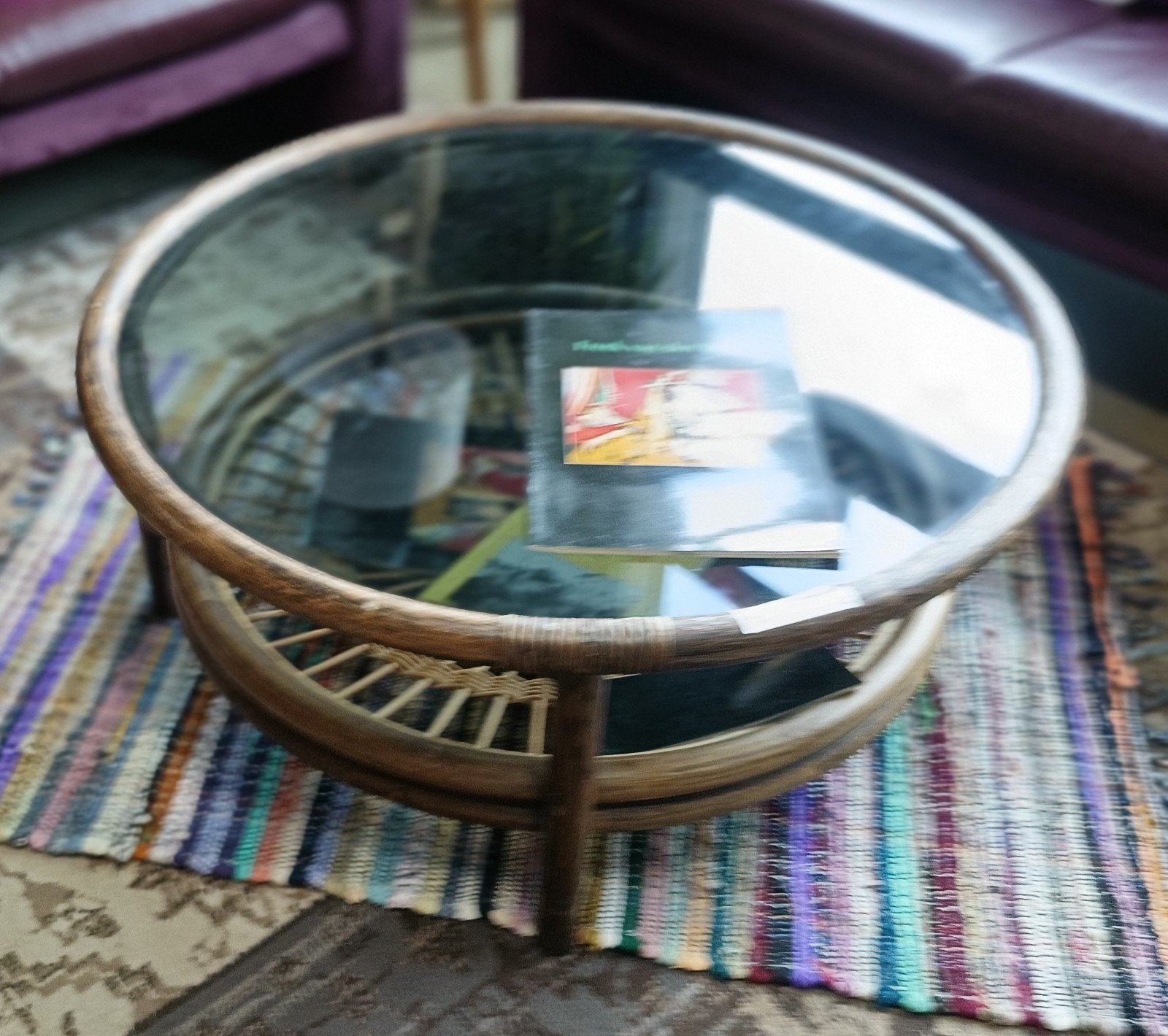 Ronde salontafel met glazen blad en rotan onderstel, Huis en Inrichting, Tafels | Salontafels, Ophalen of Verzenden, Rond, 50 tot 100 cm