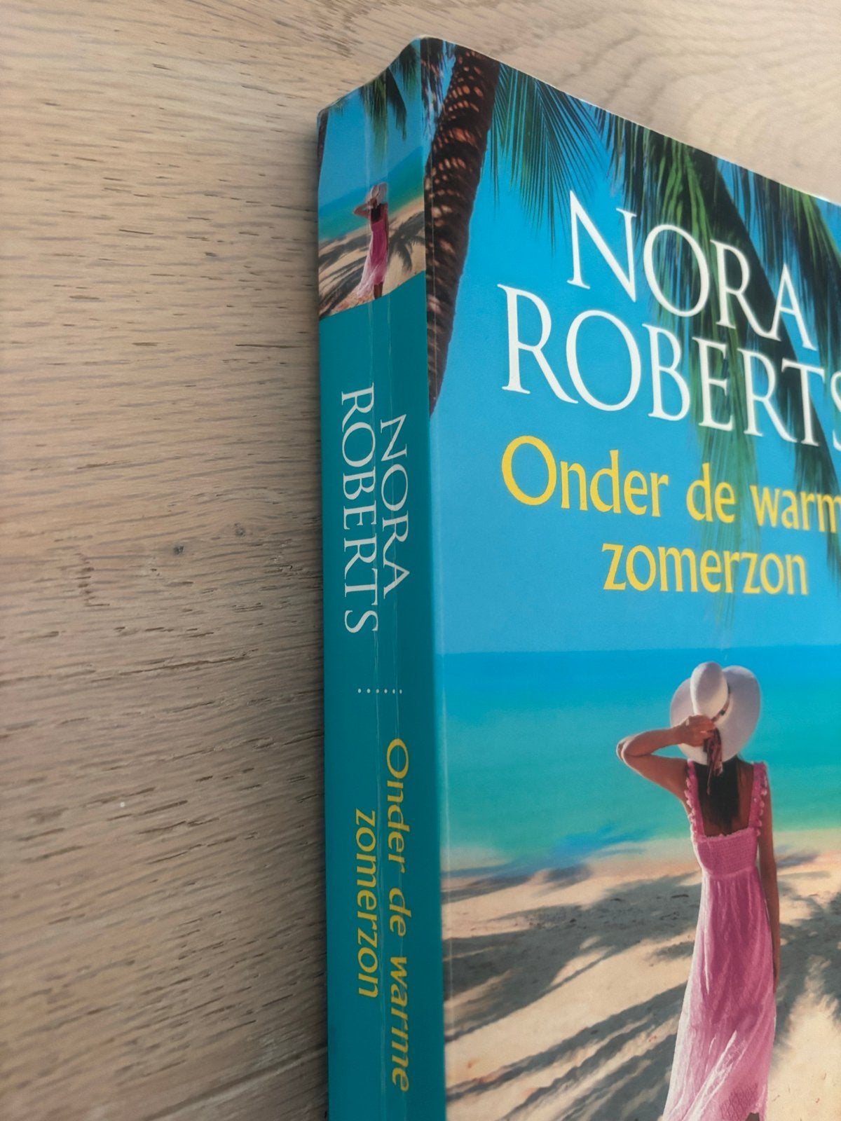 Nora Roberts - Onder de warme zomerzon (HarperCollins), Ophalen of Verzenden, Gelezen, Nederland