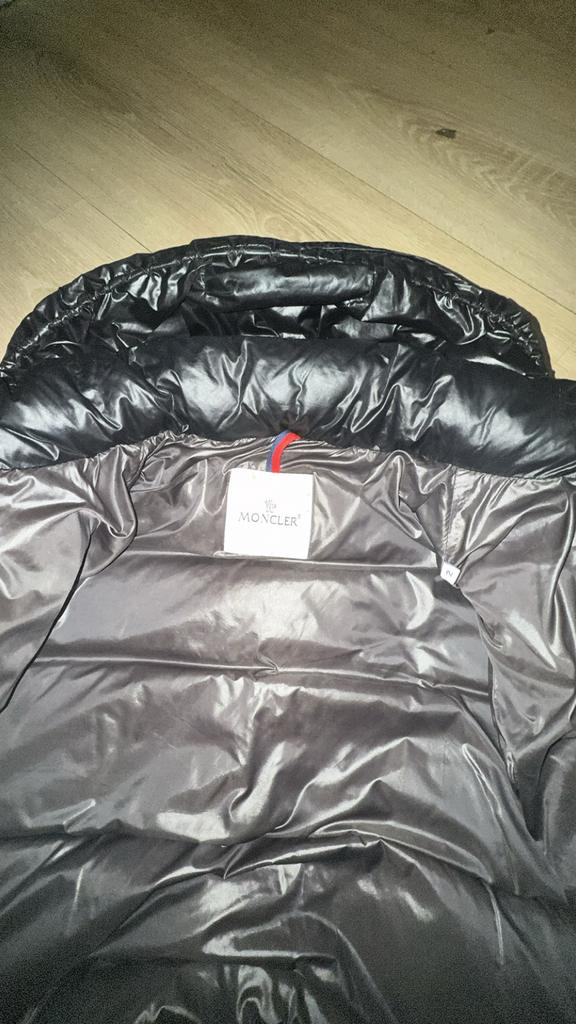 Moncler Maya Jas Zwart - Zo goed als nieuw, Ophalen of Verzenden, Zo goed als nieuw, Maat 48/50 (M), Zwart