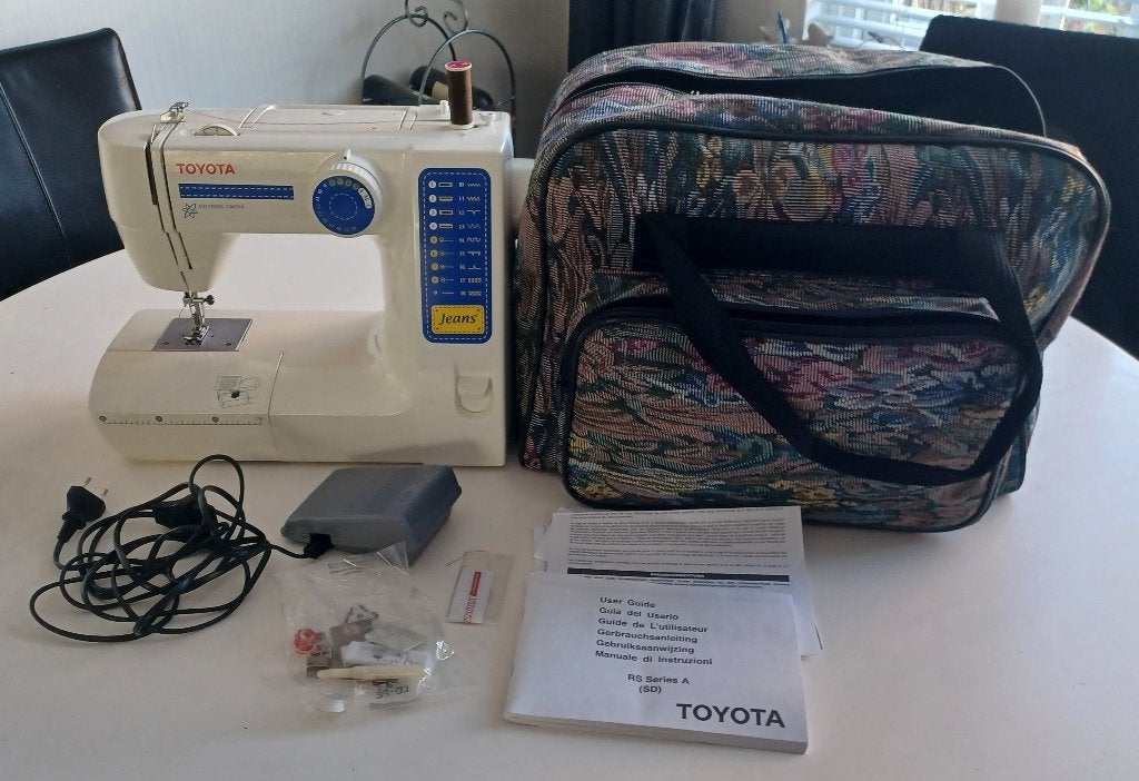 naaimachine elektrisch Toyota  RS serie incl opbergtas, Ophalen, Zo goed als nieuw, Naaimachine, Overige merken
