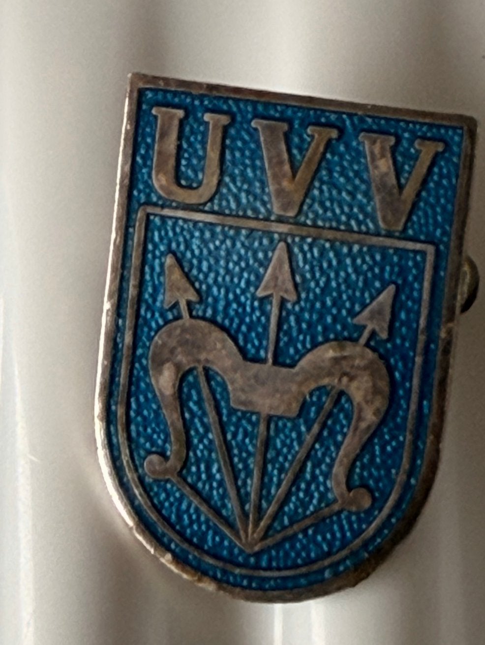 Vintage UVV Speldje - Blauw Emaille Boogschieten Pin, Verzamelen, Speldjes, Pins en Buttons, Verzenden, Gebruikt, Sport, Speldje of Pin