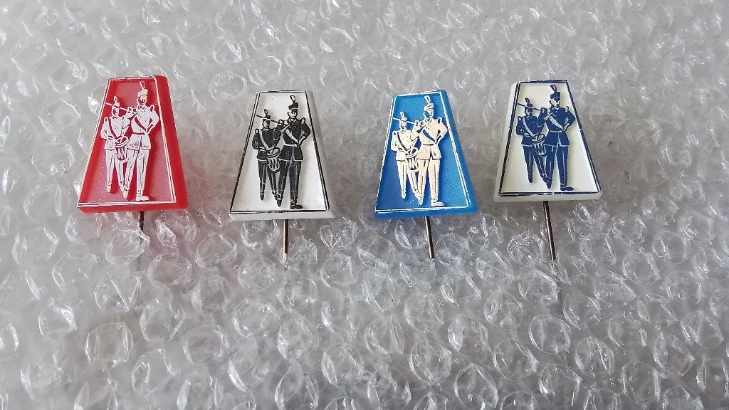 4 verschillende kleuren speldjes fanfare, Ophalen of Verzenden, Zo goed als nieuw, Overige onderwerpen