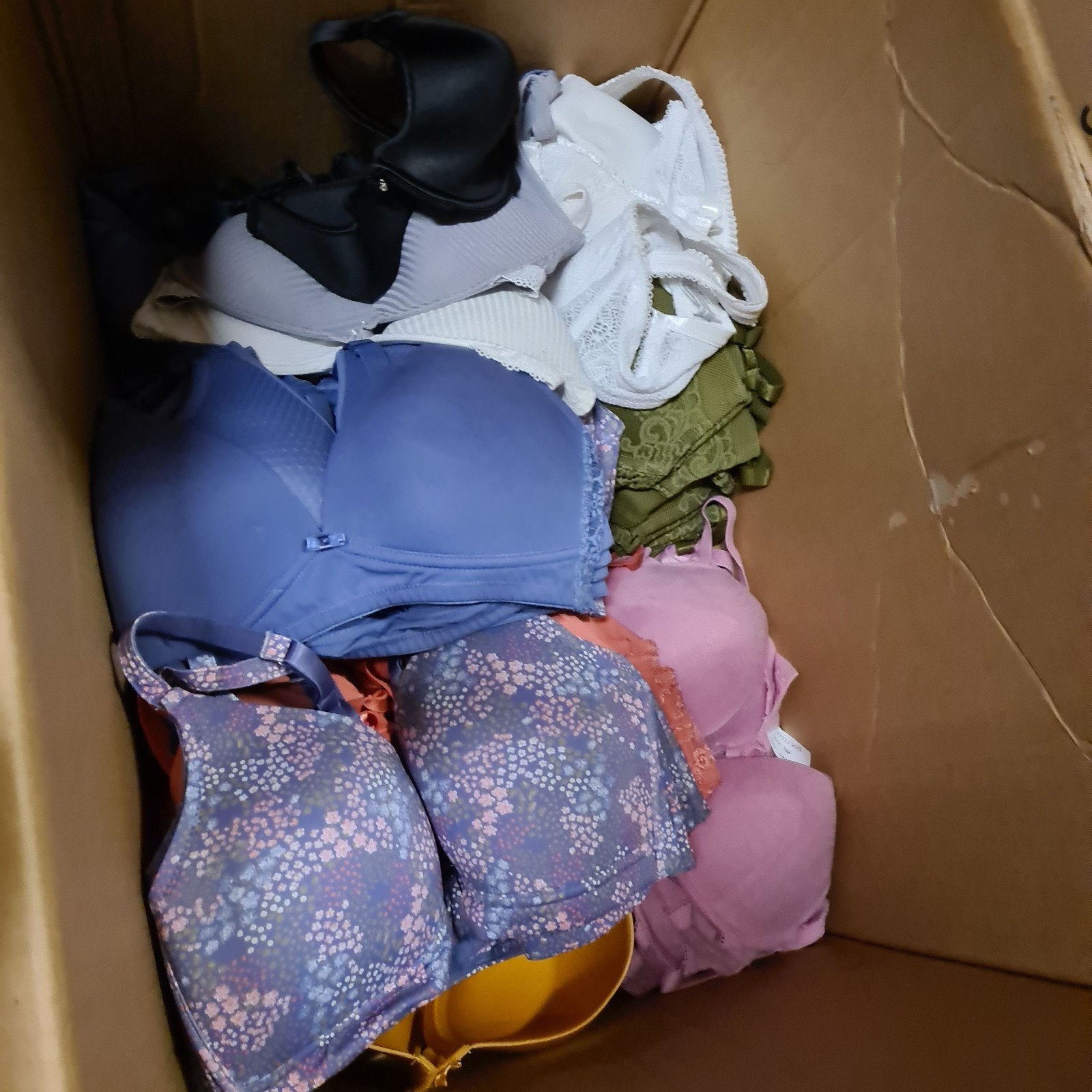 Grote partij lingerie - 250 stuks diverse BH's en bodies, Sassa, Ophalen of Verzenden, Overige kleuren, BH