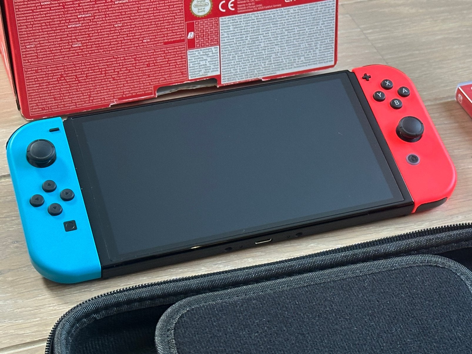Nintendo Switch OLED met 4 games en accessoires, Spelcomputers en Games, Spelcomputers | Nintendo Switch, Switch OLED, Met games