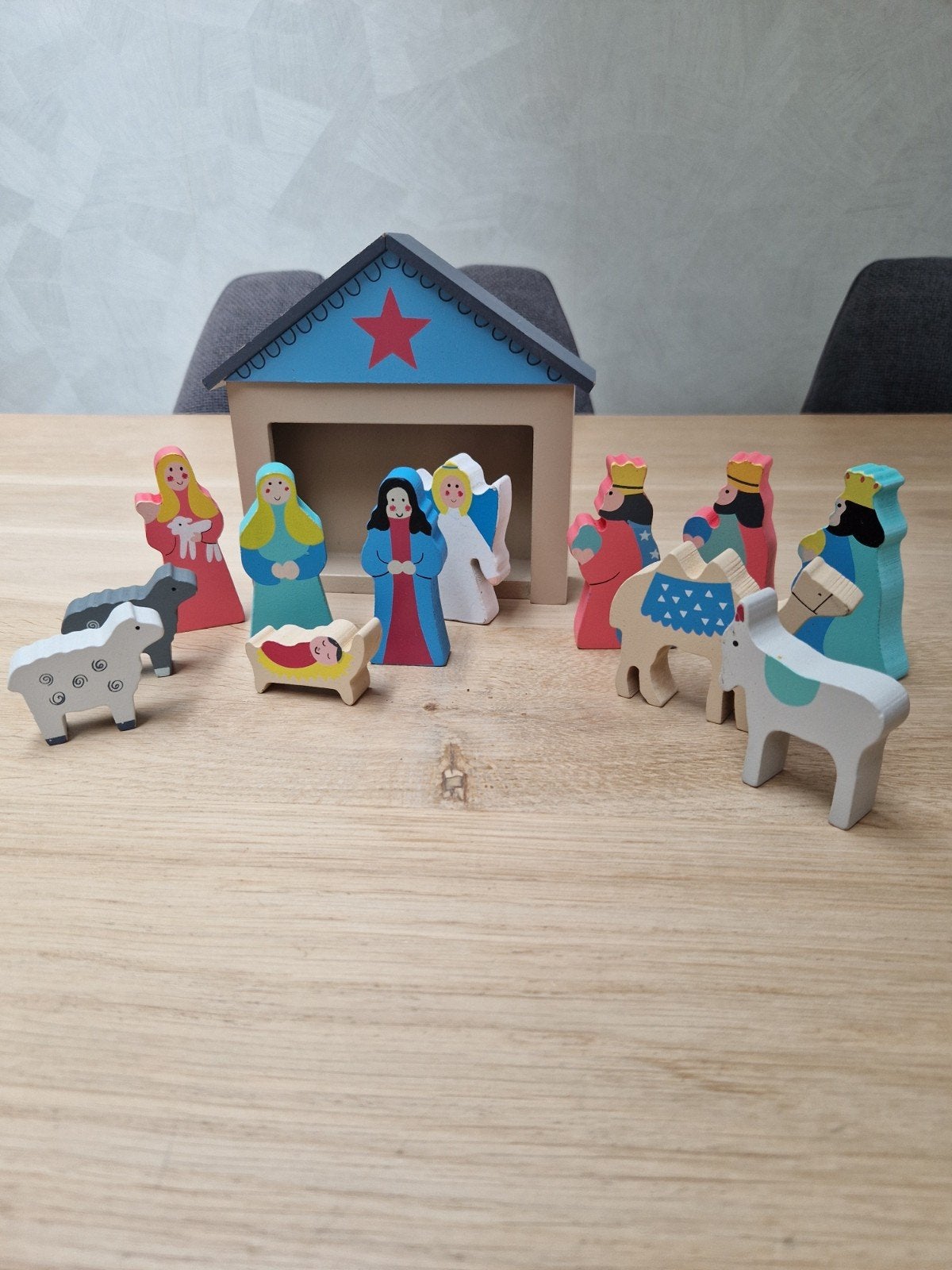 Houten Kerststal met Figuren - Compleet en Kleurrijk, Diversen, Ophalen of Verzenden, Gebruikt