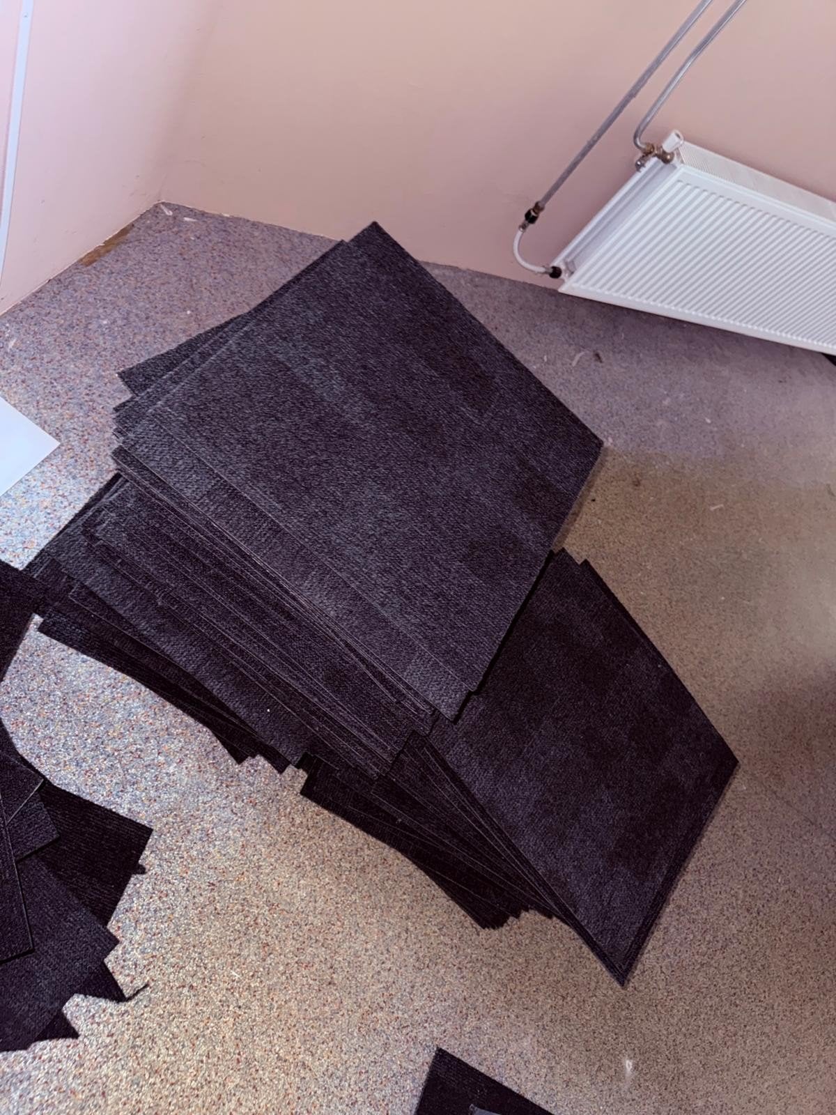 Antraciete tapijttegels! 
Rond de 500 m2 ( ongeveer 2000 tap, Ophalen, 50 tot 150 cm, 10 m² of meer, 10 tot 30 cm