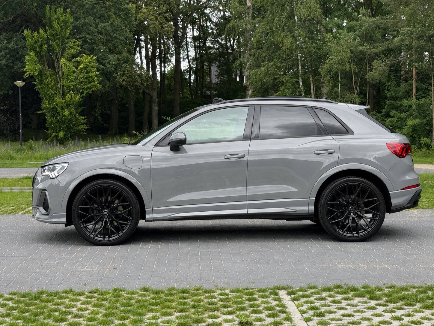 ✅ Audi Q3 45 TFSI e S-Line | Pano | NARDO GREY EXCLUSIVE, Auto's, Audi, Automaat, Stof, Zwart, 4 cilinders