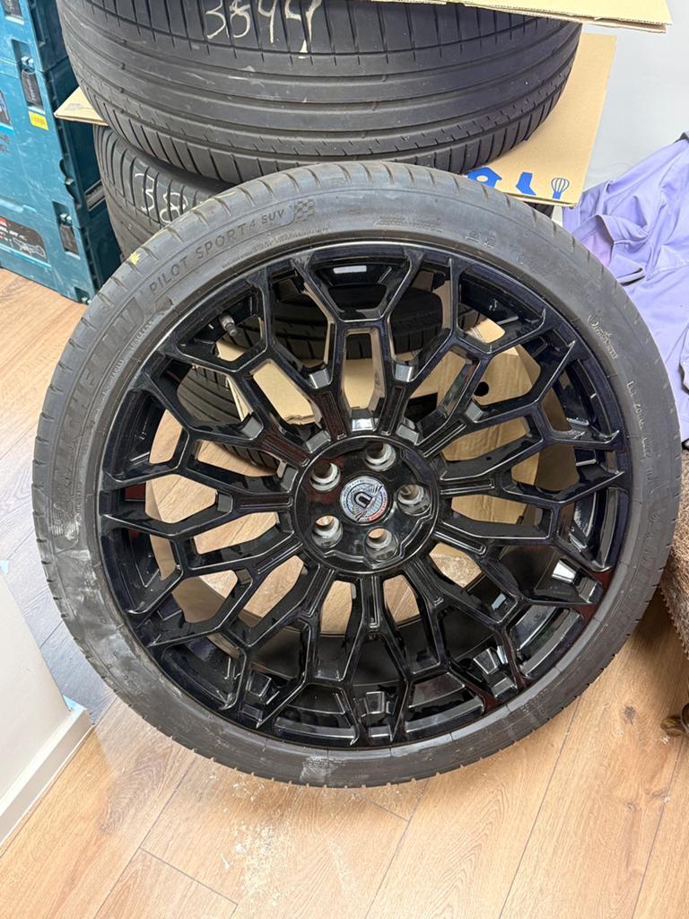 Set van 4 URBAN UC6 velgen met Michelin Pilot banden, Auto-onderdelen, Banden en Velgen, Ophalen, Gebruikt, 275 mm, Banden en Velgen