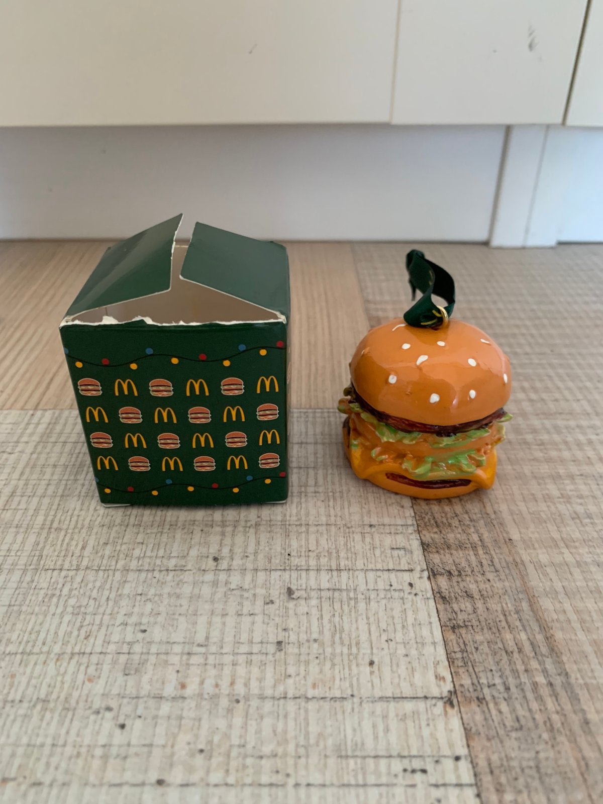 McDonals kerstbal hamburger, Ophalen of Verzenden