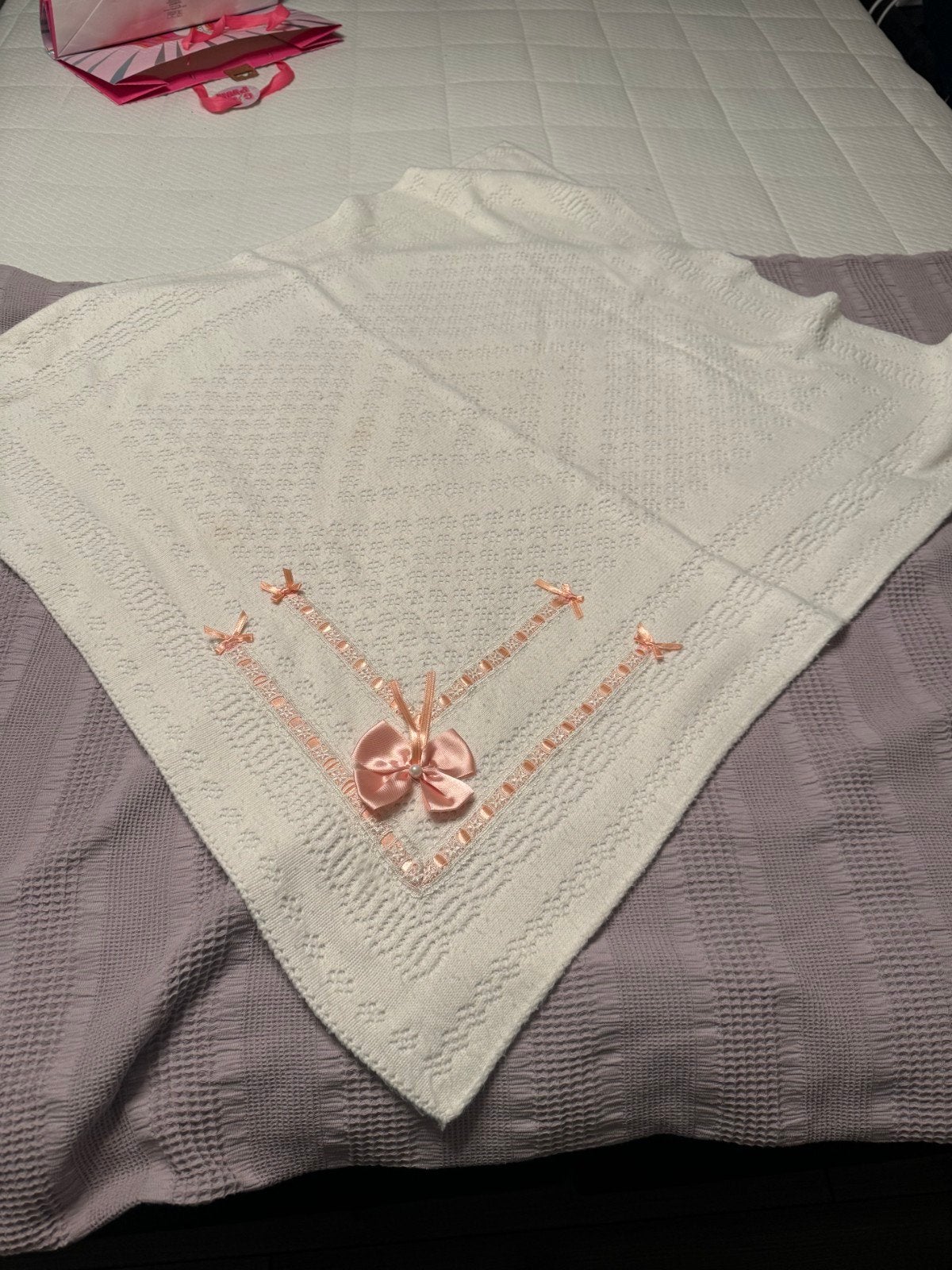 Mooie witte deken met roze strikjes, Zo goed als nieuw, Wit, Deken, Geborduurd
