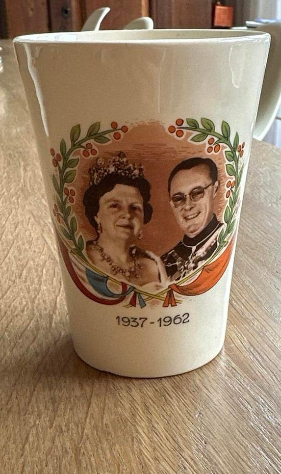 Koninklijk huis beker Juliana en Bernhard 1937-1962, Verzamelen, Ophalen of Verzenden, Zo goed als nieuw, Nederland, Servies