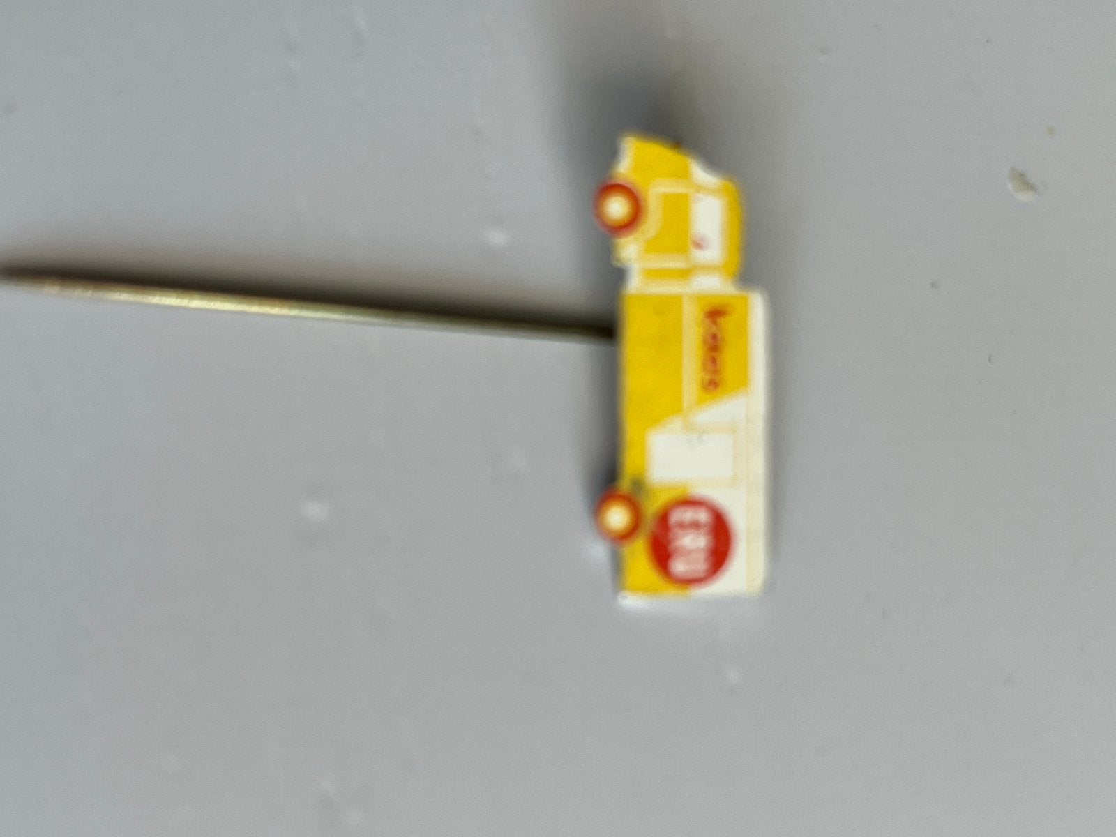 Vintage ERU Goudkuipje kaas pin, Ophalen of Verzenden, Gebruikt, Merk, Speldje of Pin