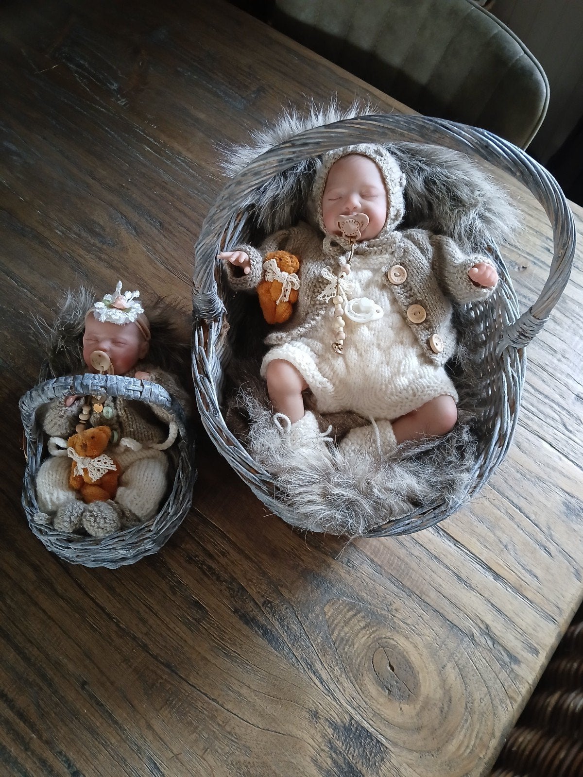 Schattige babypopjes in rieten mandje. 🌸🌼  Samen, Ophalen of Verzenden, Zo goed als nieuw, Pop