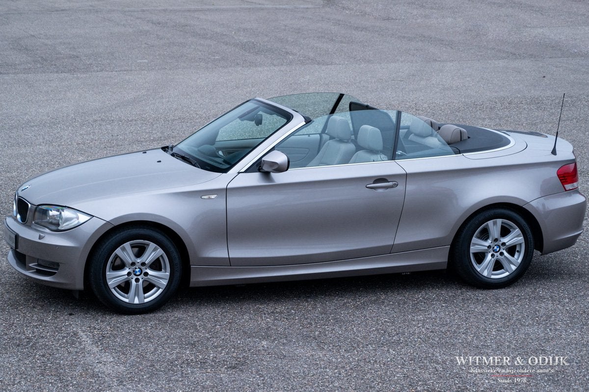 BMW 1 Serie Cabrio 118i High Executive 1e eig NL-auto, Auto's, Dealer onderhouden, Achterwielaandrijving, Beige, Cabriolet