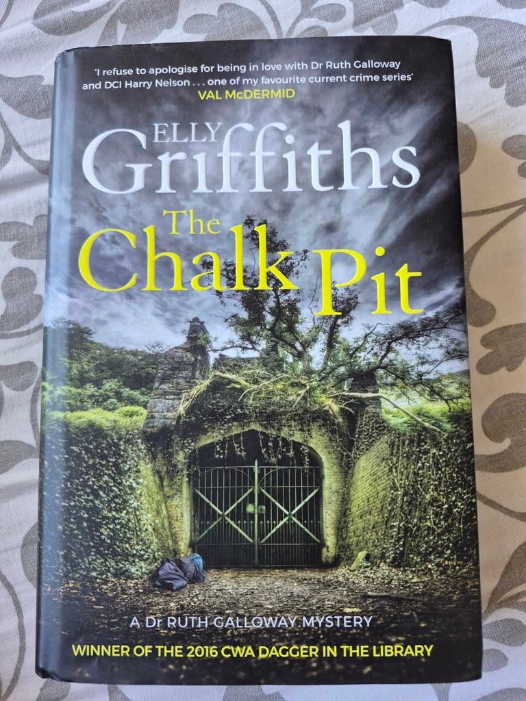 The Chalk Pit - Elly Griffiths (Hardcover), Ophalen of Verzenden, Gelezen, Elly Griffiths