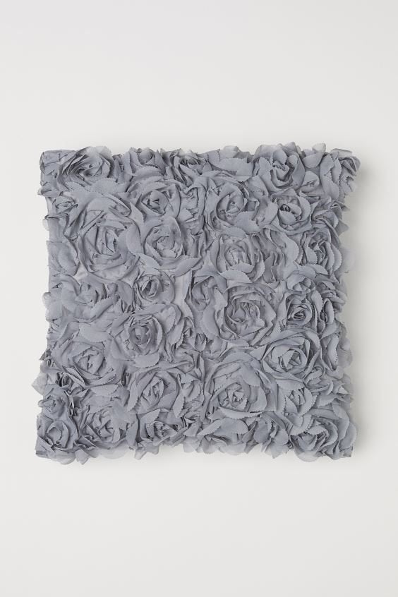 5x H&M grijs kussenhoes 40x40 cm met chiffon bloemen, Vierkant, Nieuw, Ophalen of Verzenden, Grijs