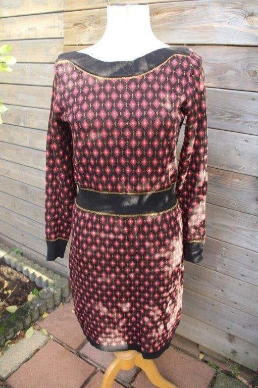Jurk zwart/ rood/ goud King Louie mt M Vaste prijs, Kleding | Dames, Maat 38/40 (M), Ophalen of Verzenden, Zo goed als nieuw, Knielengte