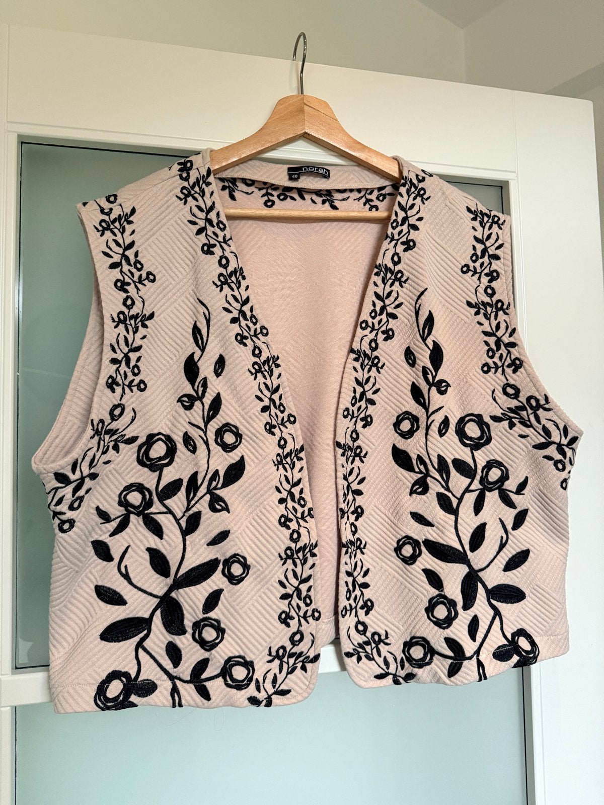 Norah Gilet Maat 46 - Beige met Zwart Geborduurd, Ophalen of Verzenden, Gedragen, Beige