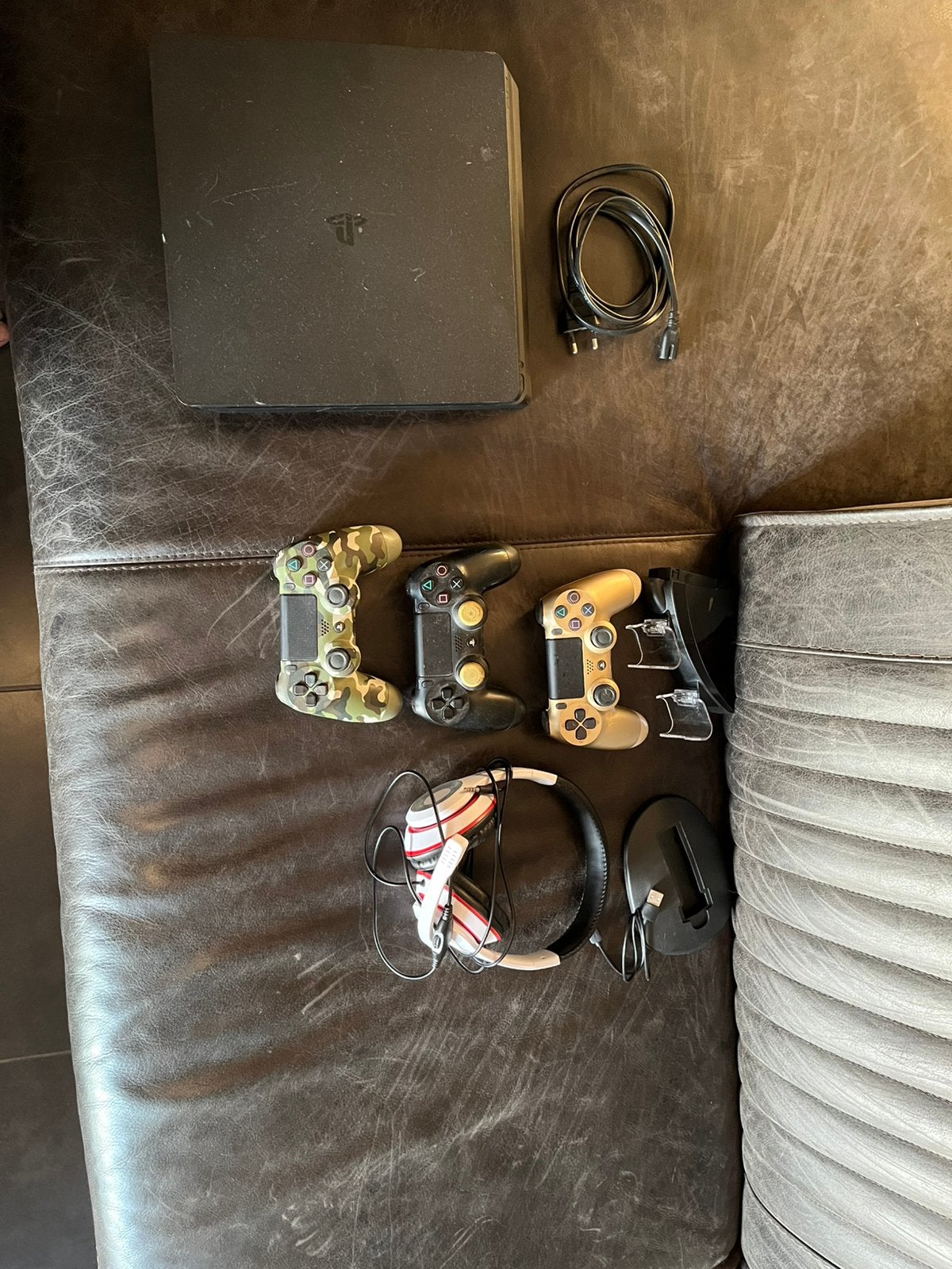 Ps 4 met 3 controlers opldaat station en headset met aux, Ophalen of Verzenden, Zo goed als nieuw, 17 tot 18, Dame