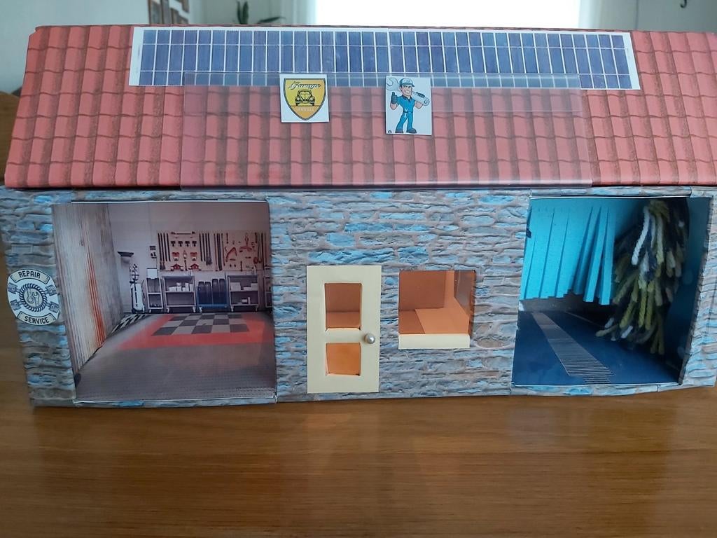 Grote garage met wasstraat en zonnepanelen, Ophalen of Verzenden, Gebruikt, Overige merken