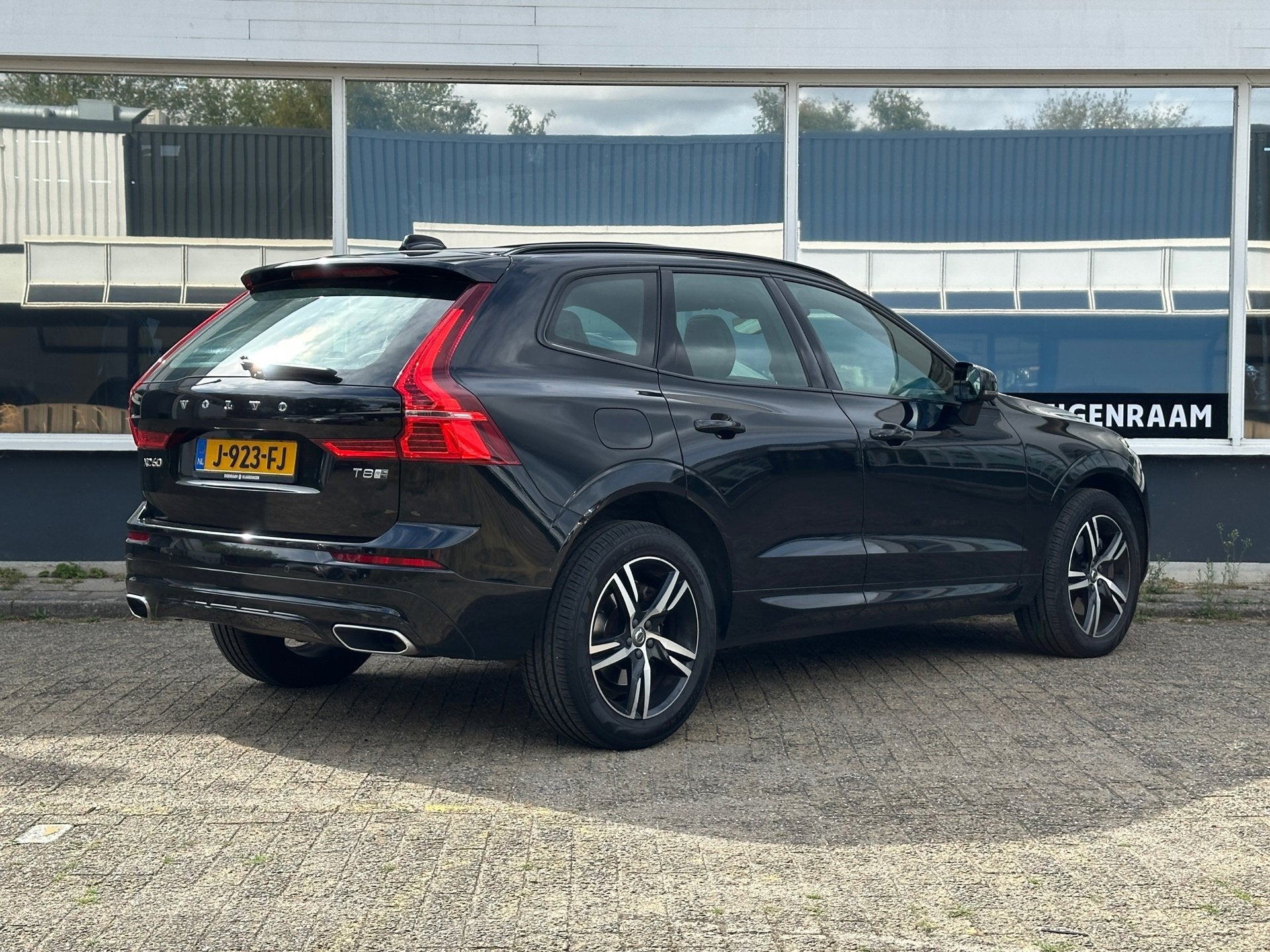 Volvo XC60 2.0 T8 Twin Engine AWD R-Design/PANO/360/CARPLAY/, Automaat, Gebruikt, 4 cilinders, 1969 cc