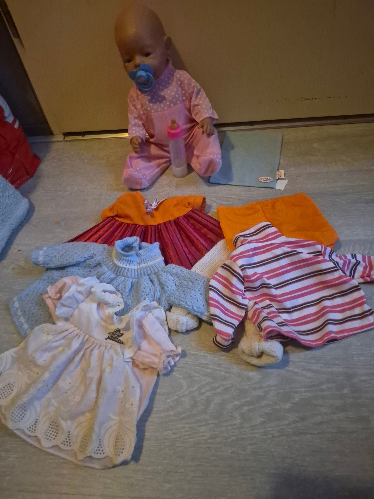 Babypop met 6st kledingVaste pr €15euro, Verzenden, Zo goed als nieuw, Pop