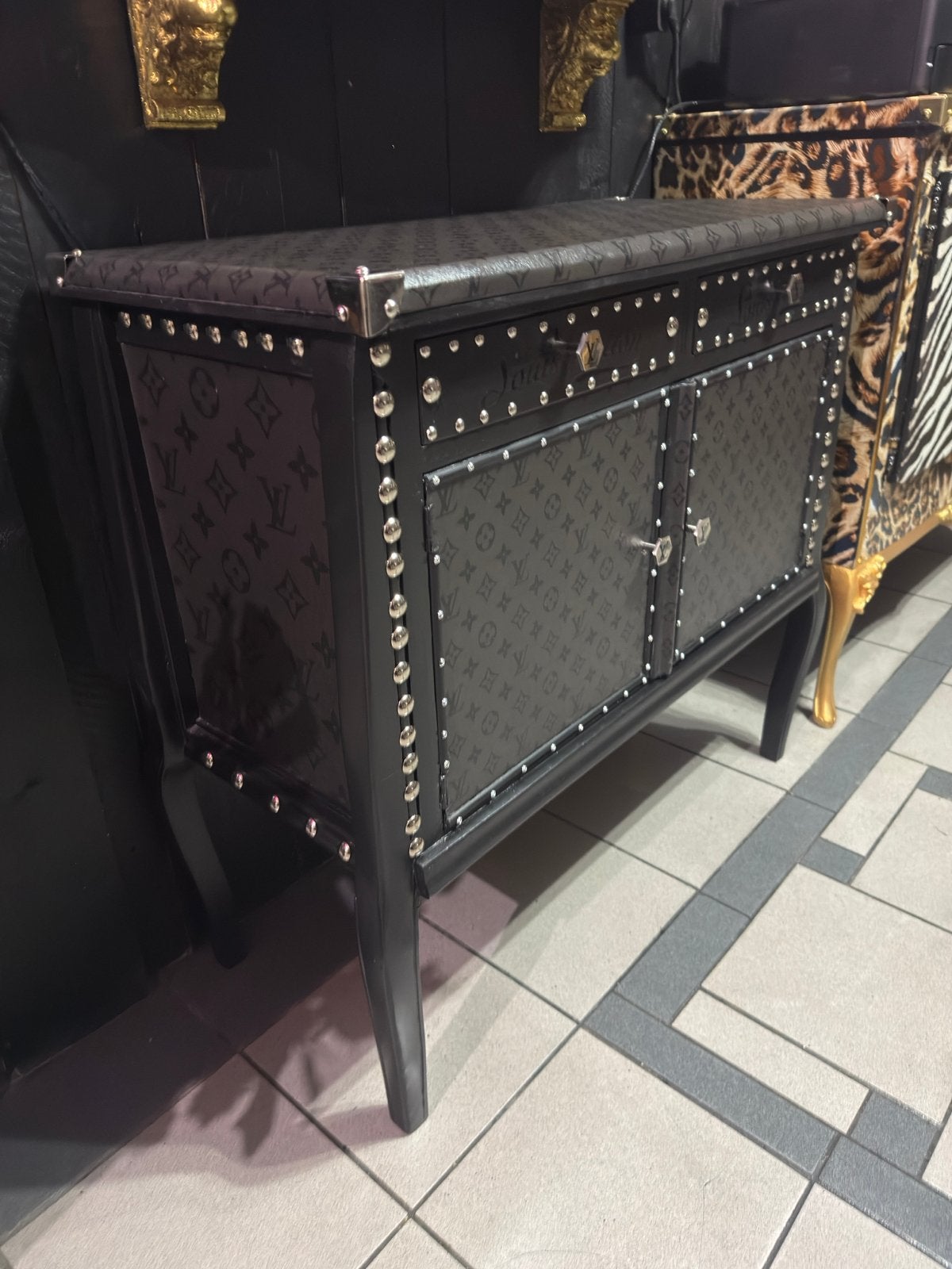 Uniek Louis Vuitton stijl kastje - Zwart met klinknagels, Huis en Inrichting, Ophalen, Marlons, Gebruikt, Eu