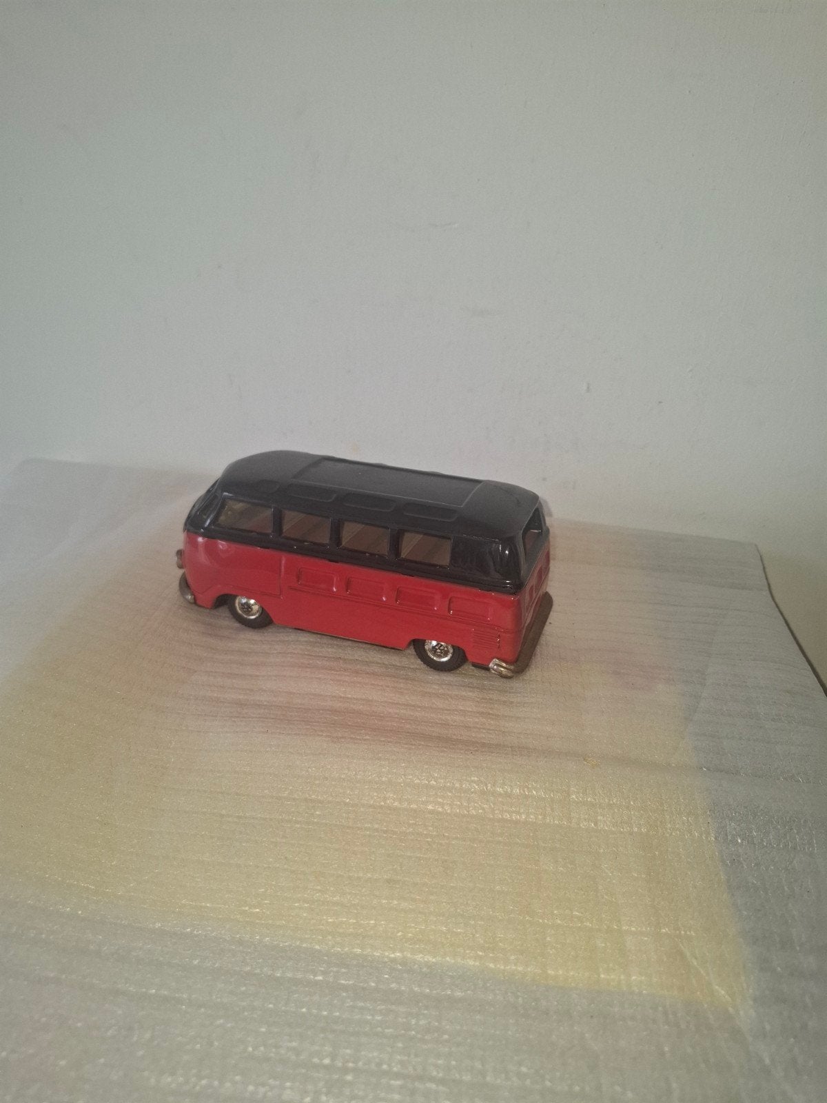 Bandai VW Samba bus frictie werkt zie de foto's, Ophalen of Verzenden