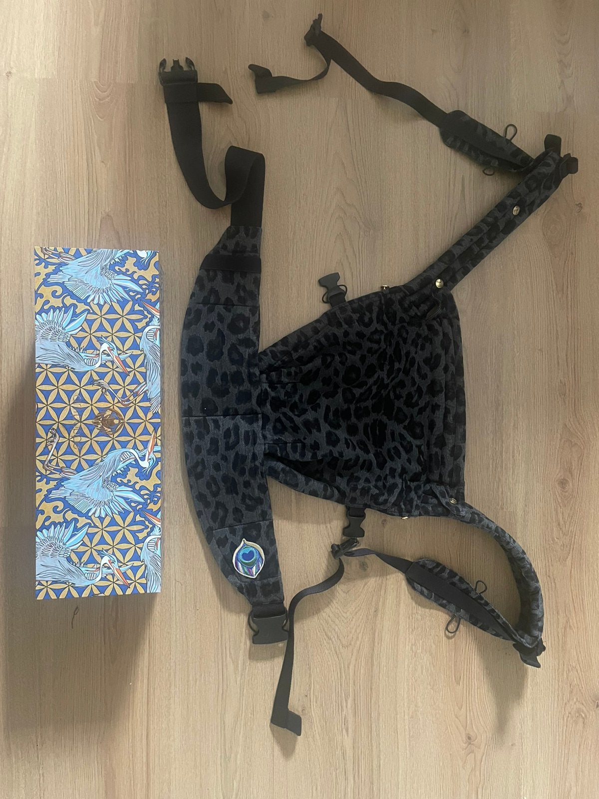 Artipoppe draagzak panterprint, Kinderen en Baby's, Babydragers en Draagdoeken, Buik of Rug, Zo goed als nieuw, Draagzak, Ophalen