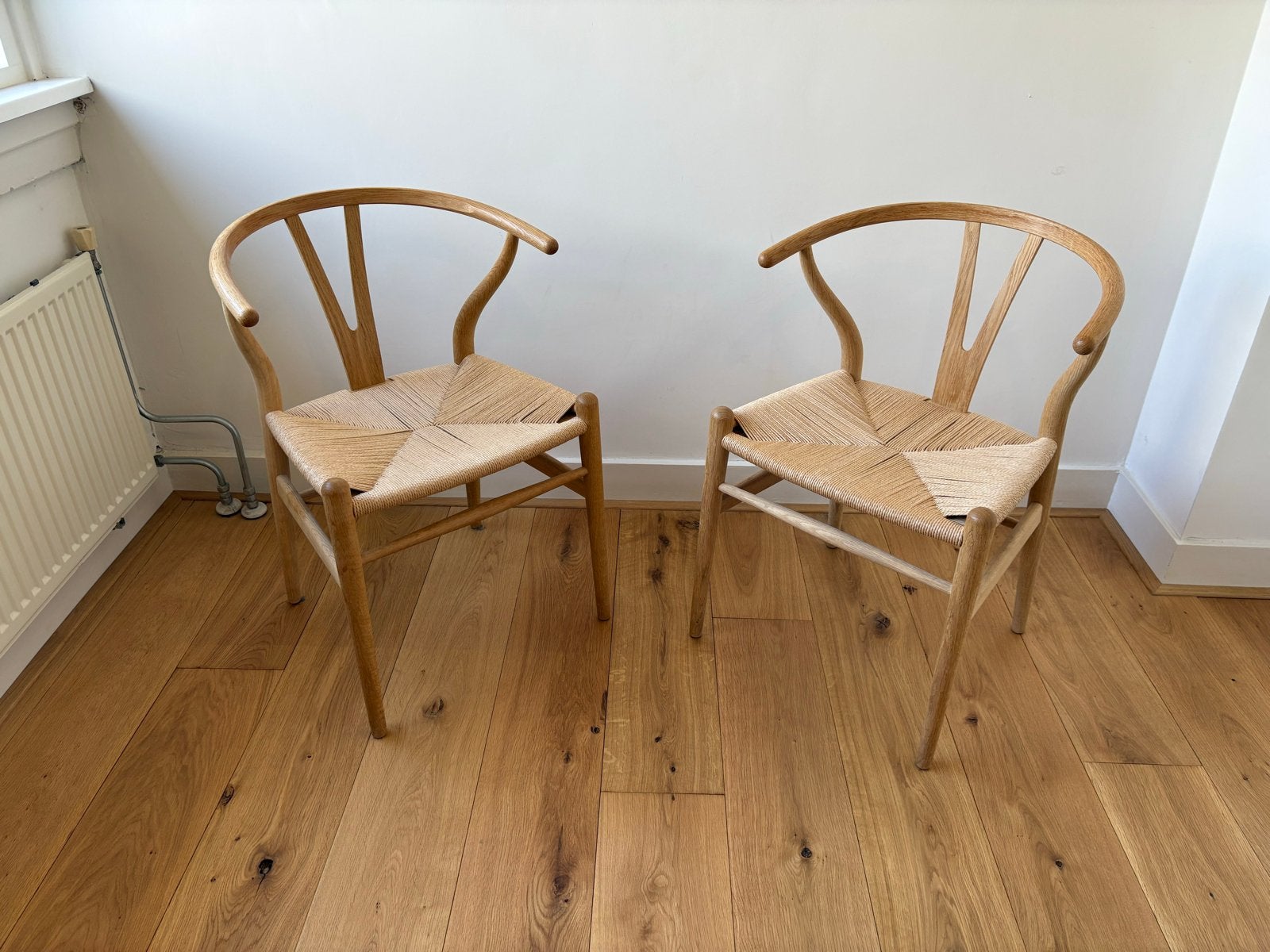 2x Carl Hansen CH24 Wishbone stoel, gezeept eiken, Huis en Inrichting, Stoelen, Ophalen, Twee, Bruin, Zo goed als nieuw