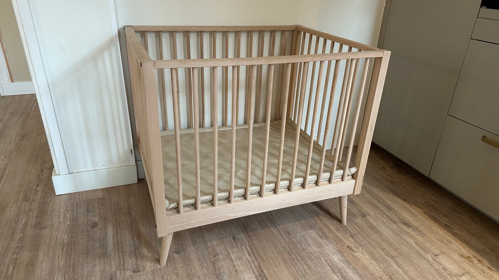 Europe baby evy box naturel met matras, hoelaken & boxkleden, Ophalen, Zo goed als nieuw, Boxkleed