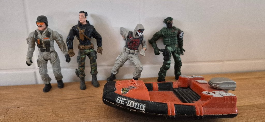 4 chap mei figuren met boot, Ophalen of Verzenden