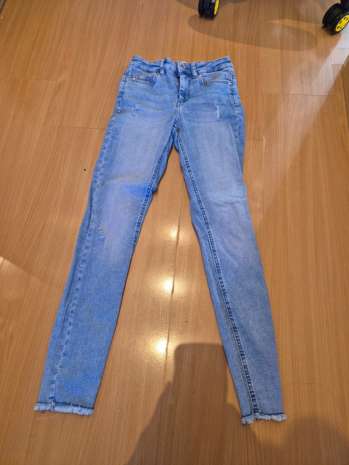 ONLY Skinny Jeans XS/32 - Lichtblauw met gerafelde pijpen, Kleding | Dames, Blauw, Ophalen of Verzenden, Maat 34 (XS) of kleiner
