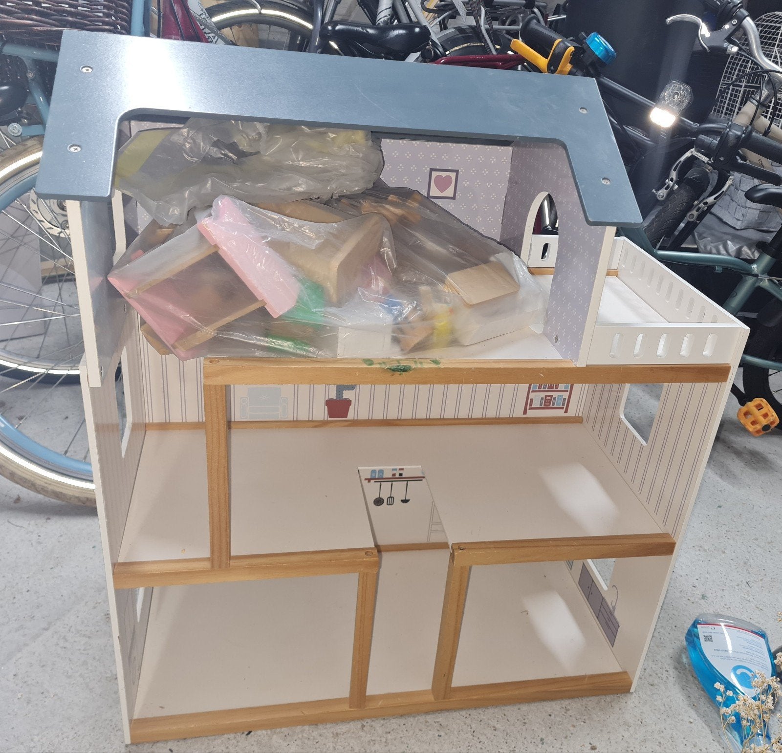 Houten Poppenhuis Mamabrum met Meubeltjes - 60x30x70 cm, Ophalen, Gebruikt, Poppenhuis