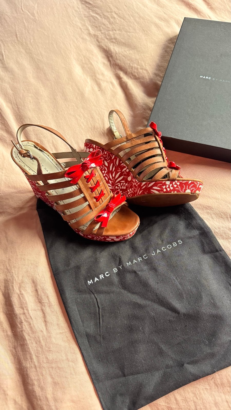 Marc by Marc Jacobs sleehakken met rood/wit patroon, Kleding | Dames, Ophalen of Verzenden, Zo goed als nieuw, Rood, Sandalen of Muiltjes