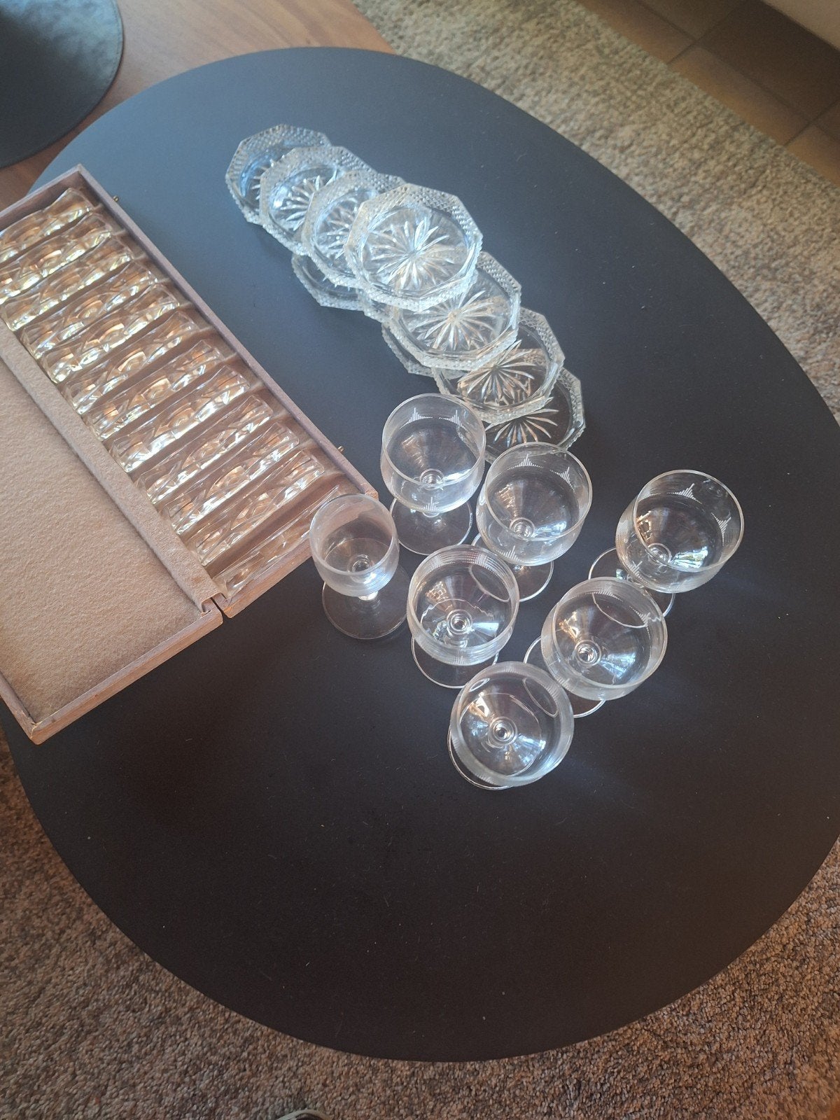 Vintage glazen onderzetters, messenleggers en borrelglaasjes, Ophalen, Gebruikt, Glasonderzetter, Met opbergdoos