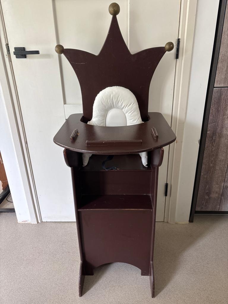 Unieke houten kinderstoel met kroon design, Kinderen en Baby's, Kinderstoelen, Gebruikt, Overige typen, Ophalen