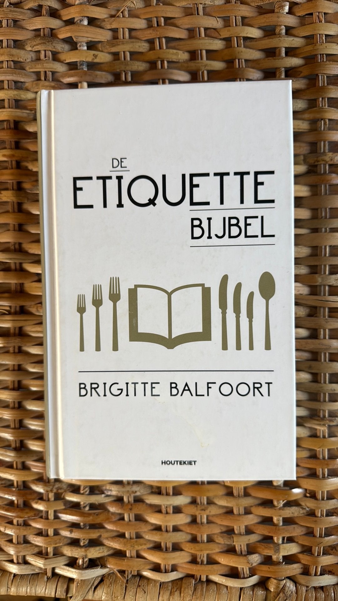 Brigitte Balfoort - De Etiquettebijbel, Brigitte Balfoort, Ophalen of Verzenden, Zo goed als nieuw, Mode algemeen