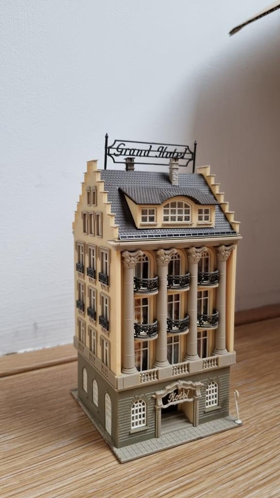 Vollmer 43772 Old Town Grand Hotel H0, Hobby en Vrije tijd, Modeltreinen | H0, Overige merken, Gelijkstroom of Wisselstroom, Brug, Tunnel of Gebouw