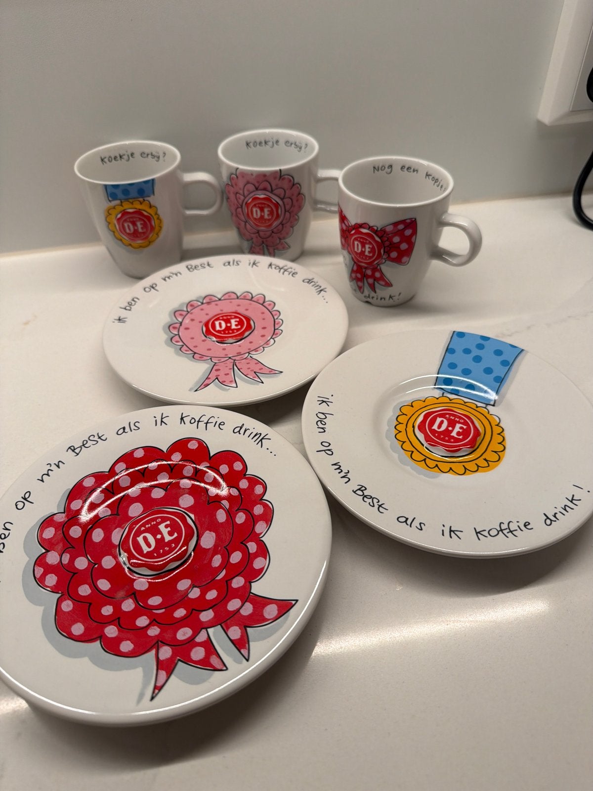 Douwe Egberts/Blond amsterdam: 3 mokken en 3 schotels, Gebruikt, Overige merken, Keramiek, Ophalen of Verzenden