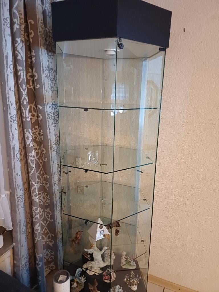 Glazen vitrinekast met verlichting - Zo goed als nieuw, Ophalen, Met deur(en), 50 tot 100 cm, Zo goed als nieuw
