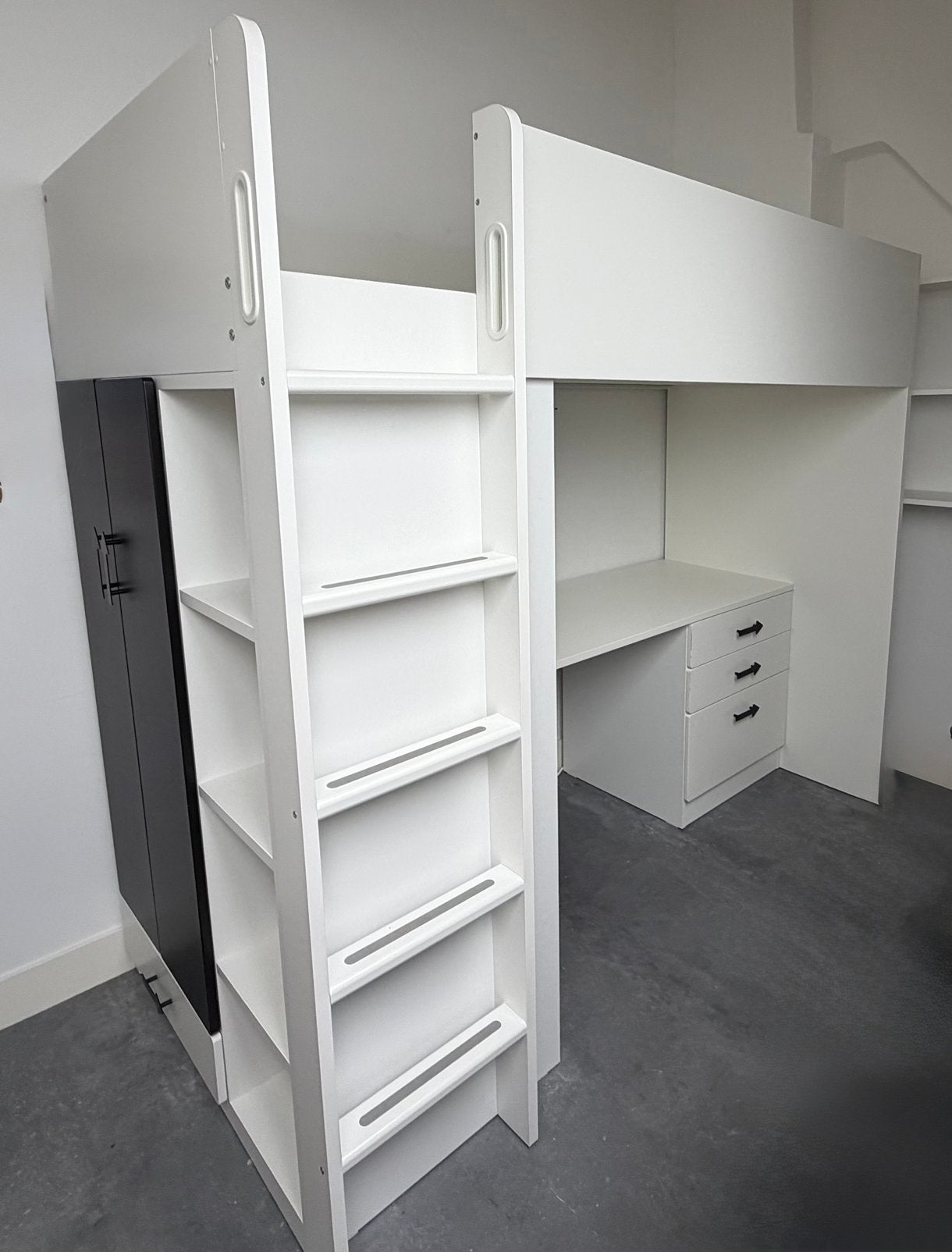Ikea Smastad hoogslaper + bureau & kast; wit & zwarte krijt, Kinderen en Baby's, Kinderkamer | Stapelbedden en Hoogslapers, Ophalen