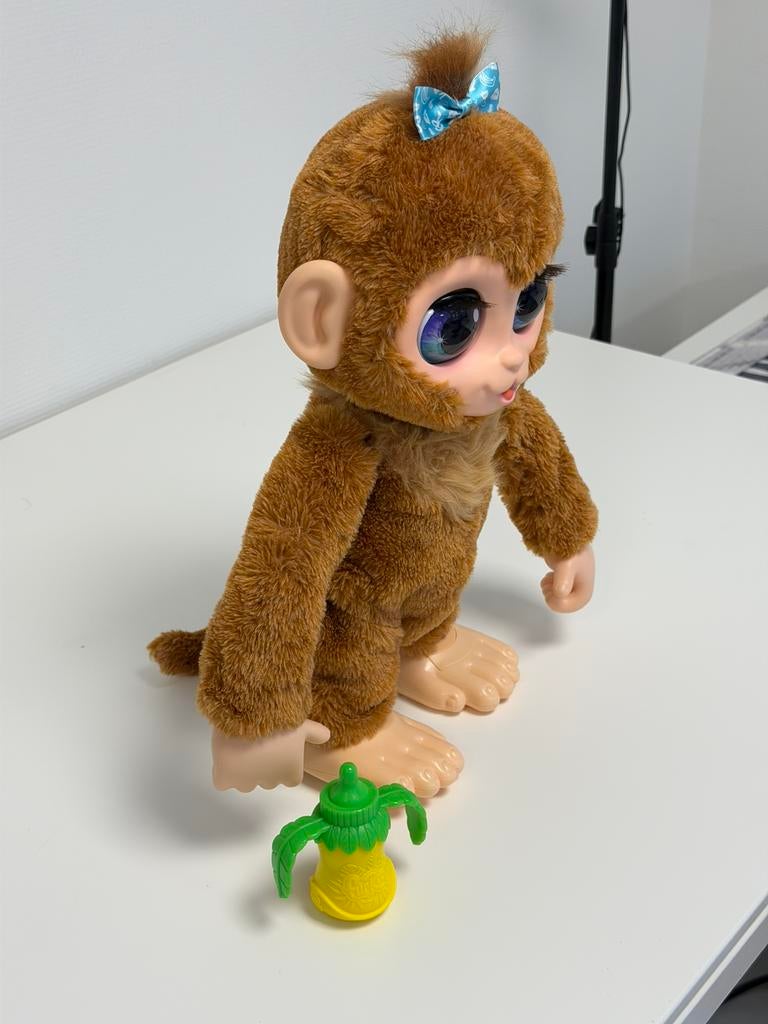 FurReal Peanut The Playful Monkey Interactieve Aap + flesje, Kinderen en Baby's, Speelgoed | Knuffels en Pluche, Met kleding of accessoire