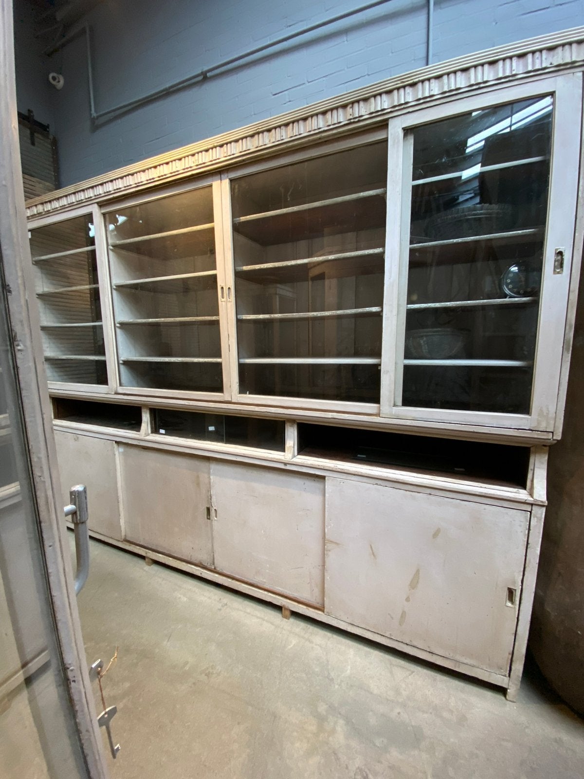 Unieke antieke teakhouten wandkast met beige patina, Ophalen of Verzenden, Gebruikt, Beige, Hout