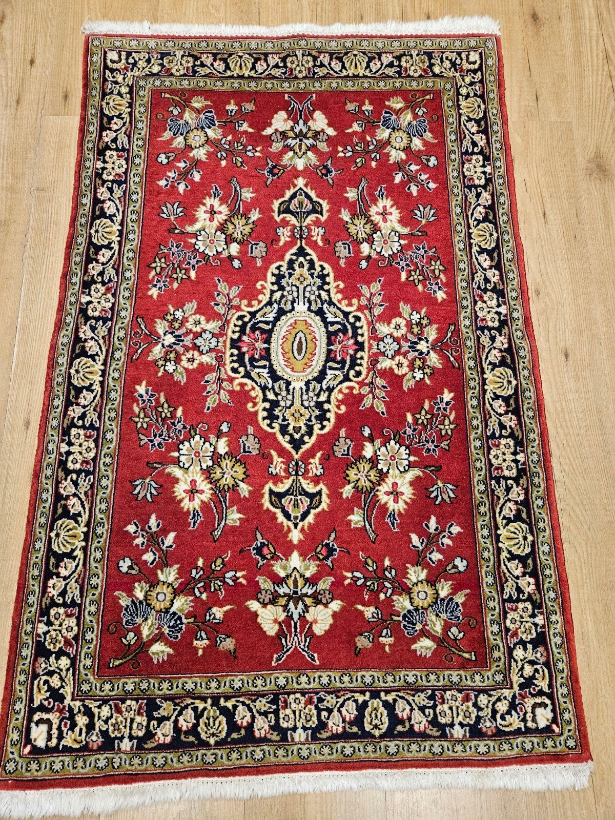 Vintage handgeknoopt perzisch tapijt ghom 130x78, Huis en Inrichting, Stoffering | Tapijten en Kleden, Tweedehands, 100 tot 150 cm